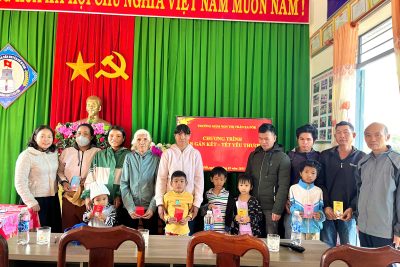 Tặng quà cho hộ nghèo,hộ có hoàn cảnh khó khăn và thôn buôn kết nghĩa nhân dịp Tết nguyên đán Ất Tỵ 2025